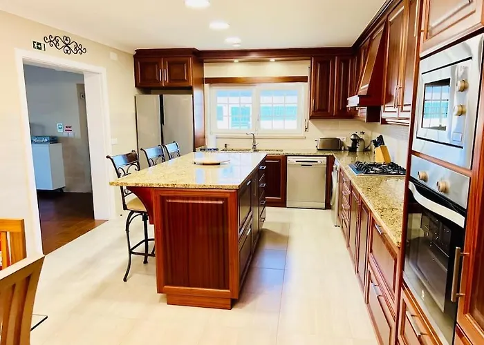 Antonio's Captain House Close To Beaches * アトウギア・ダ・バレイア